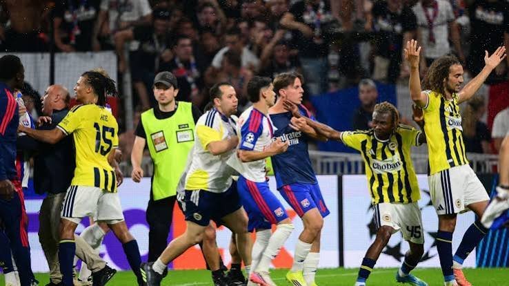 Mattéo Guendouzi Viral Setelah Bawa Fenerbahçe ke Liga Champions, Gestur Provokatif Picu Keributan Lawan Lyon